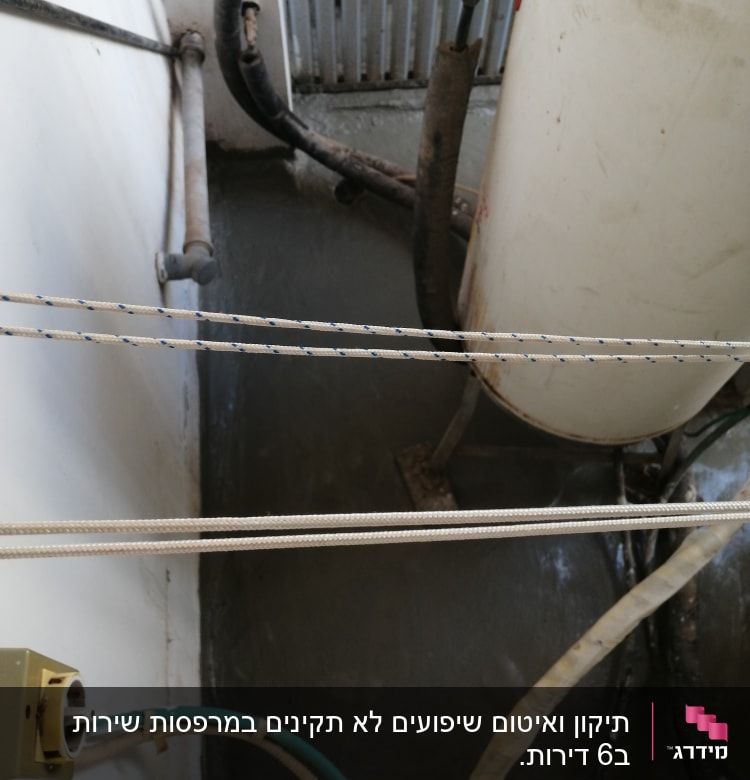 צינורות ואיטום סביב דוד מים על רצפה